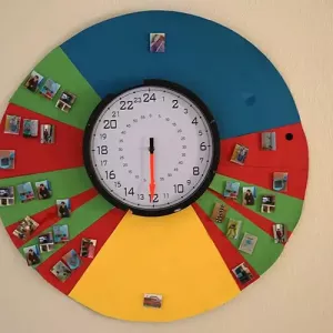 Eine Uhr... für die Tagesstruktur.